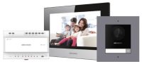 Kit videointerfon IP Hikvision DS-KIS702, conexiune pe 2 fire, pentru o singura familie, componenta kit: post exterior DS-KD8003-IME2/Surface x 1buc, post interior DS-KH6320-WTE2 x 1buc, distribuitor 4 canale DS- KAD704 x 1buc, sursa alimentare x 1 buc, TF card memorie 16GB x 1buc. Descriere (DS-KIS702Y)