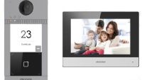 Kit videointercom IP Hikvision DS-KIS604-S(C) pentru o familie (o vila/casa) format din: 1 post de exterior DS-KV8113-WME1 cu un buton de apelare, 1 monitor WiFi de 7" DS-KH6320-WTE1, 1 card TF de 16GB pentru stocarea mesajelor si imaginilor capturate si 1 switch cu 4 porturi PoE (DS-KIS604-S(C))