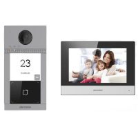 Kit videointercom IP Hikvision DS-KIS604-S(C) pentru o familie (o vila/casa) format din: 1 post de exterior DS-KV8113-WME1 cu un buton de apelare, 1 monitor WiFi de 7" DS-KH6320-WTE1, 1 card TF de 16GB pentru stocarea mesajelor si imaginilor capturate si 1 switch cu 4 porturi PoE (DS-KIS604-S(C))