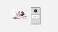Kit videointerfon analog Hikvision DS-KIS101-P/Surface, conectare usoara pe 2 fire, plug & play. Kitul este format din: post exterior -1 buc ( 1 buton de apelare, camera color 2MP HD, rezolutie: 1024x600, audio: microfon si difuzor incorporat, IP65, IK7,iesire de releu x 2, montaj aplicat), post (DS-KIS101-P/S)