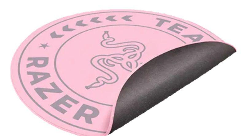 Covor de podea Razer Team, stratul superior: 100% catifea din poliester reciclat, stratul central: 100% material netesut reciclat, stratul inferior: strat de bază antiderapant din silicon, roz (RC81-03920300-R3M1)